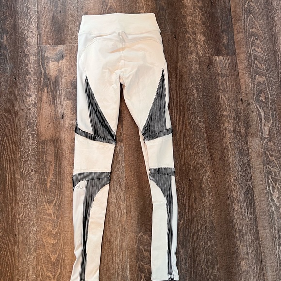 ALO yoga Electric Leggings in bone - Picture 4 of 6